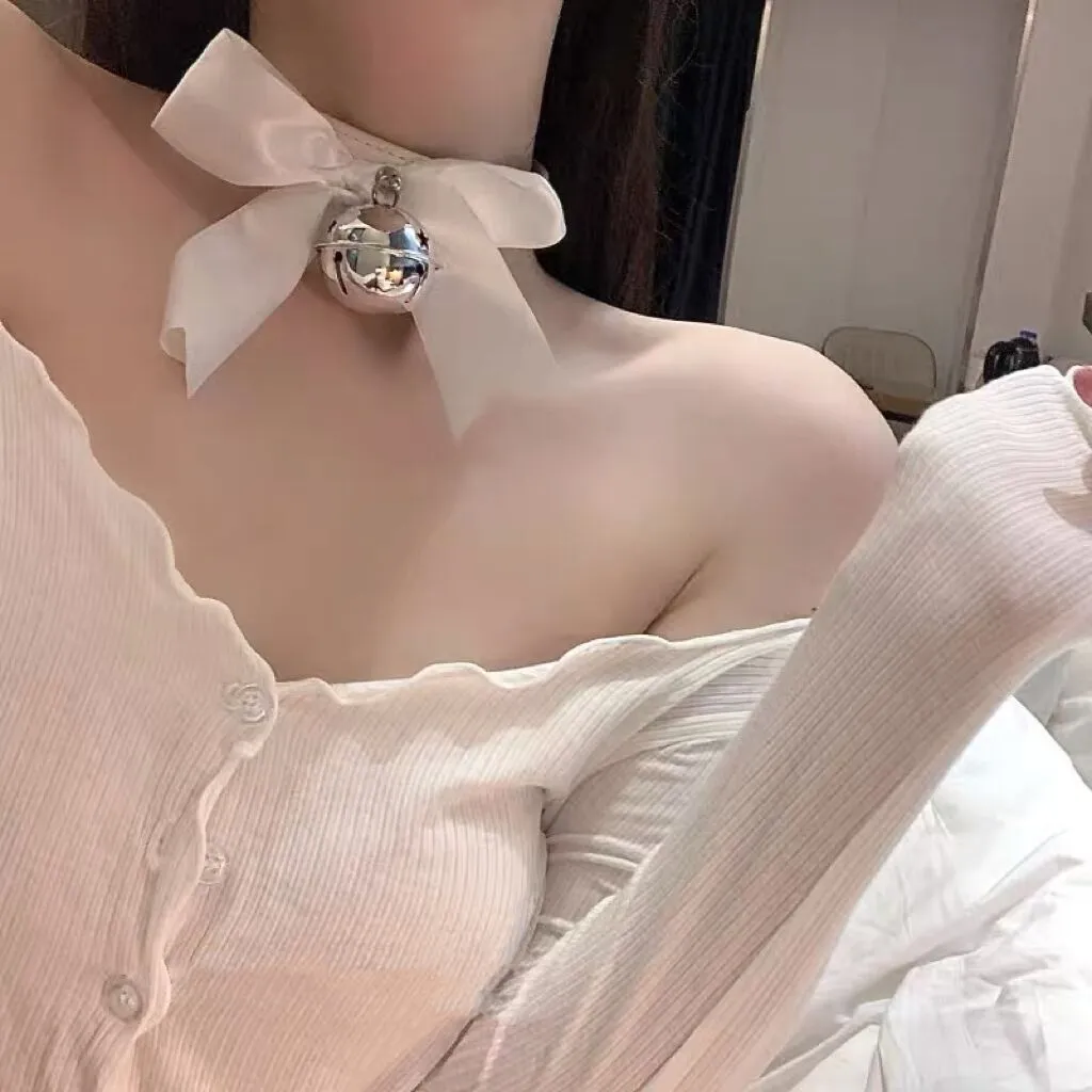 P-247  Bow big bell leather collar
